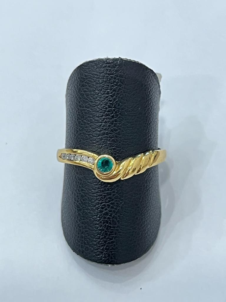 Anillo oro amarillo con esmeralda y brillantes