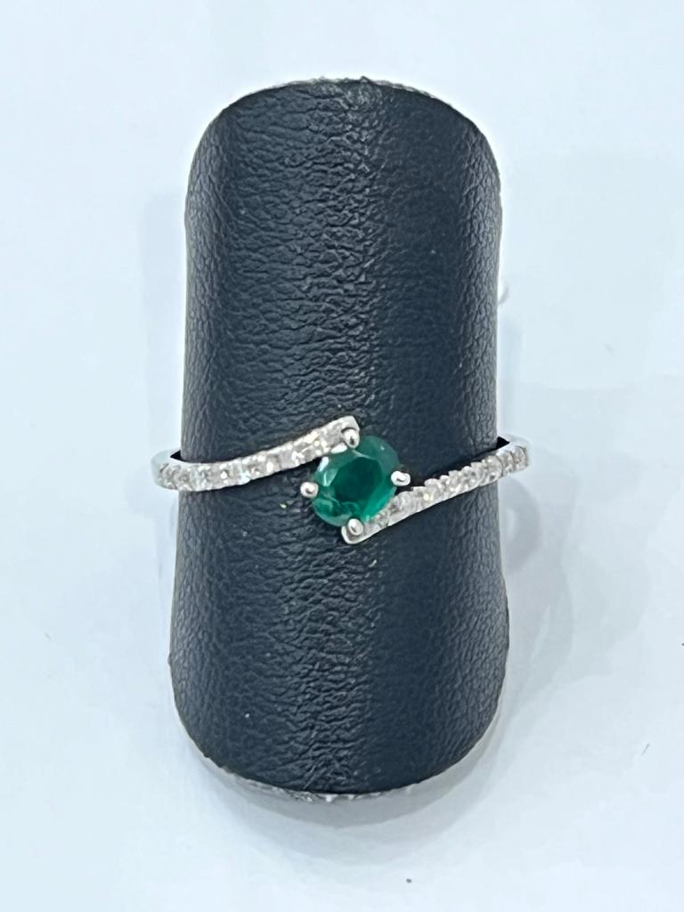 Anillo con brillantes y esmeralda