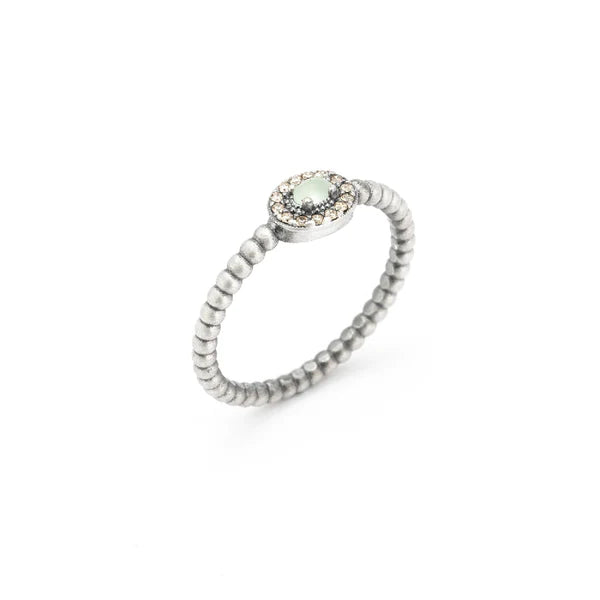 Anillo de plata con calcedonia oval y orla